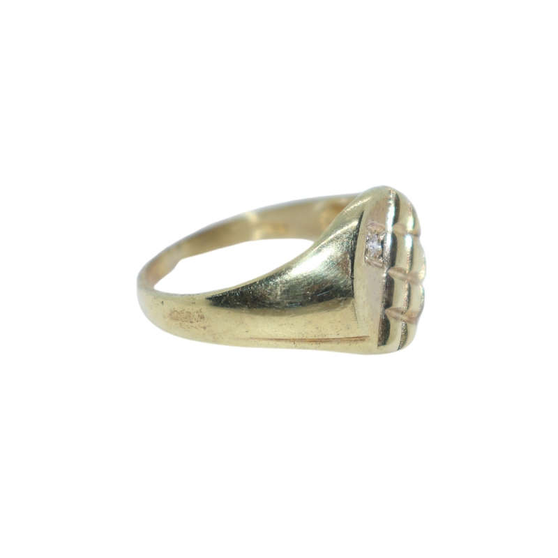 Ring - Silver Gilt  (mens)  signet ring.  Raised squares and a single clear stone - ML3632