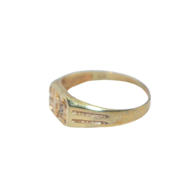 Ring - Silver Gilt. Smalll signet ring with pattern. Small clear stone. - ML3637