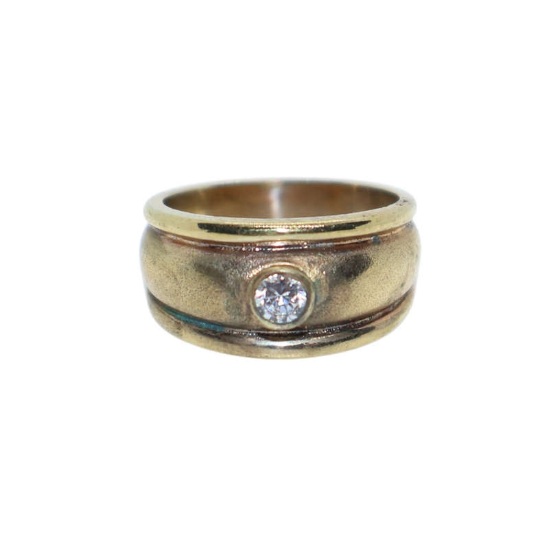 Ring - Silver Gilt . Wide rin. Thin bands on either side. Clear stone in centre - ML3638