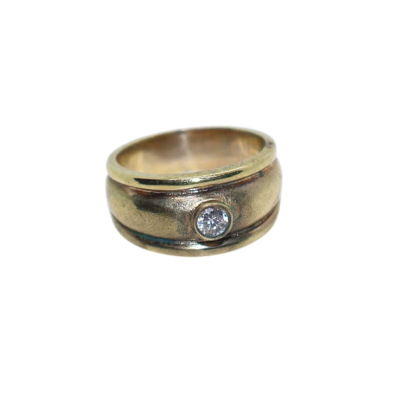 Ring - Silver Gilt . Wide rin. Thin bands on either side. Clear stone in centre - ML3638