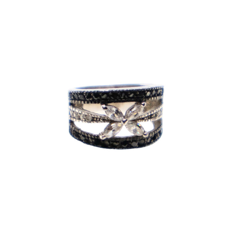 Ring - 925 Silver. Clear flower in centre - ML3679