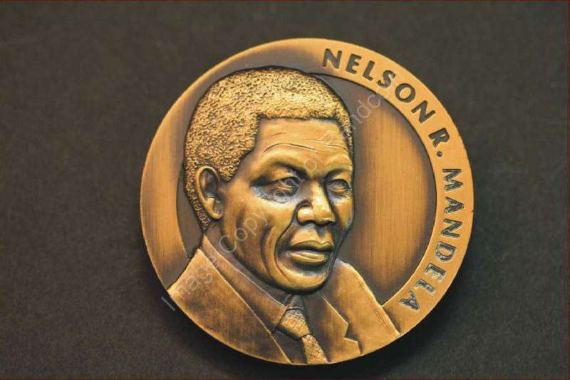 Mandela_FNB_Medallion_Medal_ob.jpg