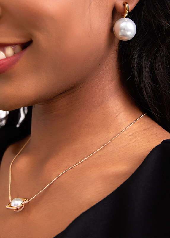 Geometric Detail Gold Pearl Design Earrings