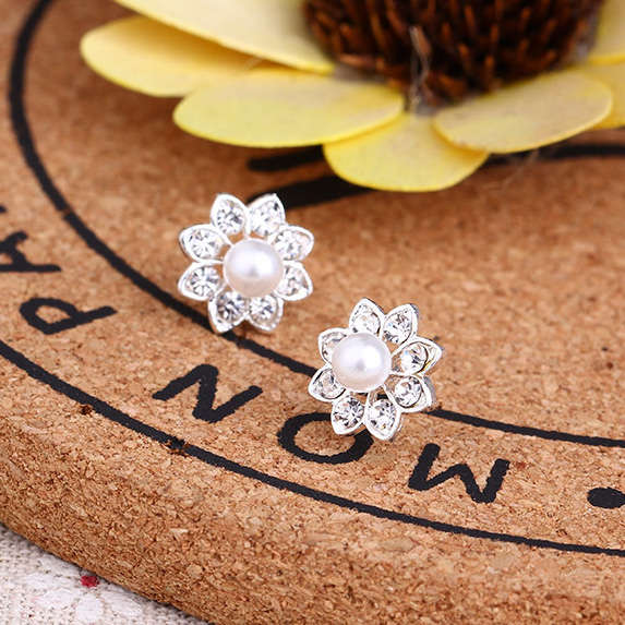 White Pearl Detail Geometric Pattern Earrings