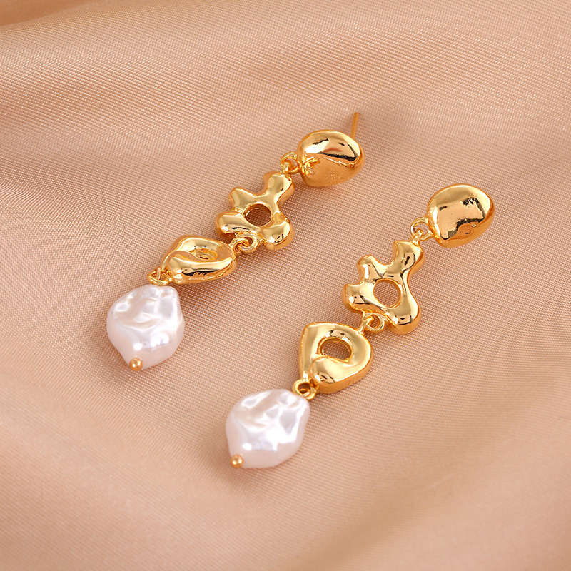 White Alloy Detail Geometric Pattern Earrings