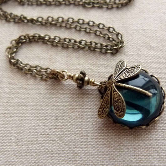Round Dragonfly Detail Green Alloy Necklace