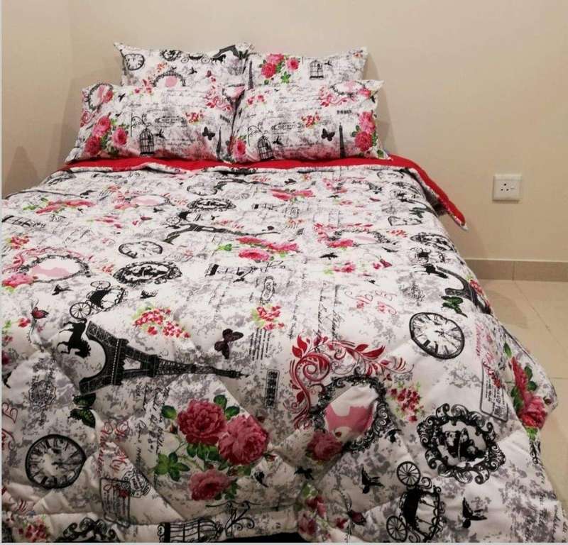 SMTE 5 Pcs Quilted Comforter Red Paris Set - Double with keychain