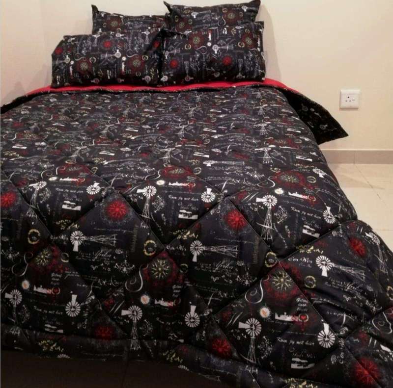 SMTE 5 Pcs Quilted Comforter Black/Red Paris - Queen with keychain