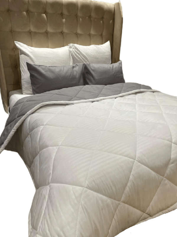 SMTE 07 - 5 Piece Reversible Comforter set - Queen with keychain