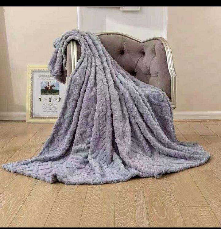 SMTE Wrap Yourself in Cozy Comfort - The Magic of Fleece Blankets with Keyring - Blue with keychain