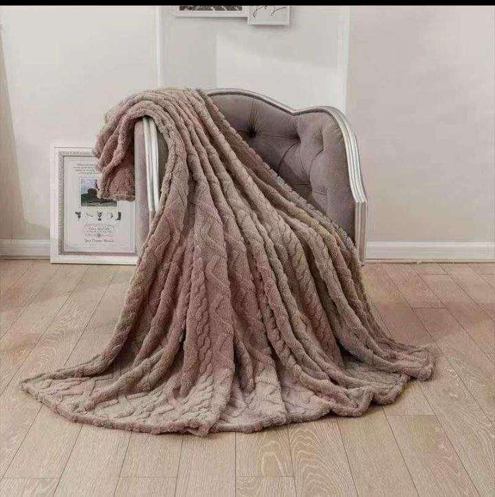 SMTE Wrap Yourself in Cozy Comfort - The Magic of Fleece Blankets with Keyring - Brown with keychain