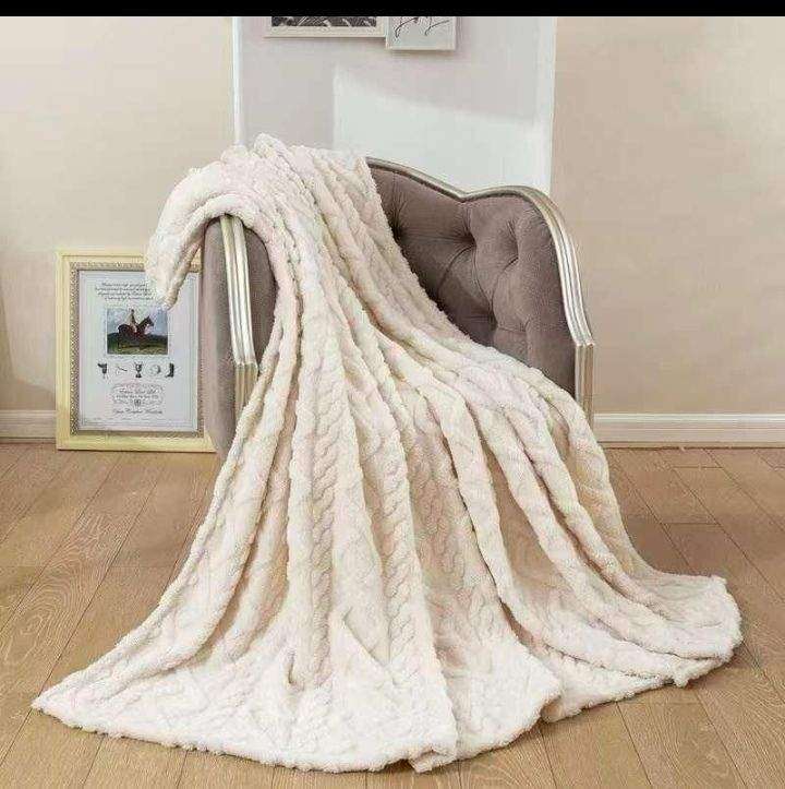 SMTE Wrap Yourself in Cozy Comfort - The Magic of Fleece Blankets with Keyring - Cream with keychain