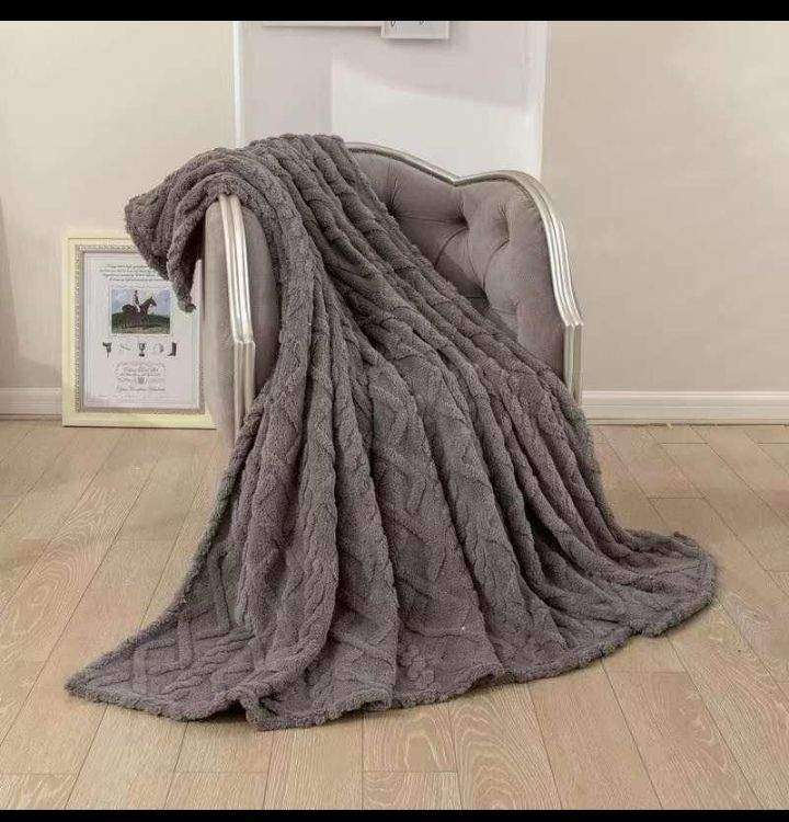 SMTE Wrap Yourself in Cozy Comfort - The Magic of Fleece Blankets with Keyring - Dark Grey with k...