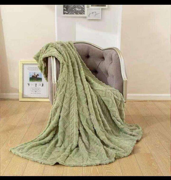 SMTE Wrap Yourself in Cozy Comfort - The Magic of Fleece Blankets with Keyring - Green with keychain