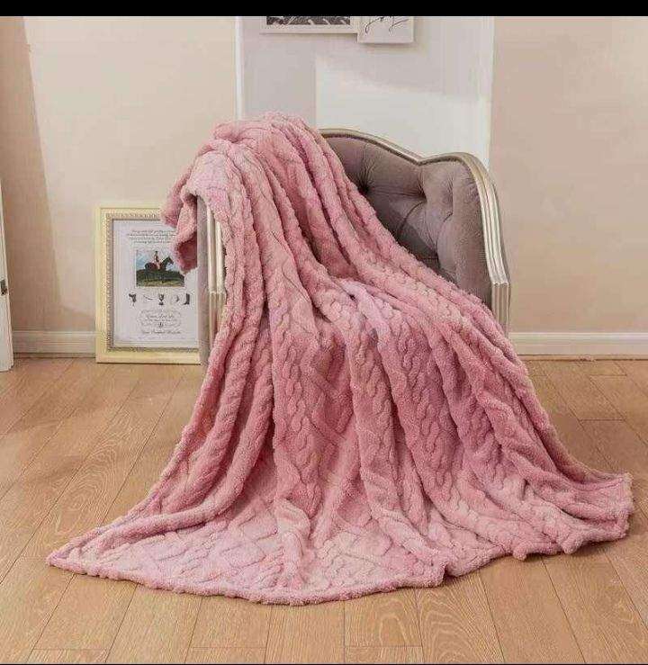 SMTE Wrap Yourself in Cozy Comfort - The Magic of Fleece Blankets with Keyring - Pink with keychain