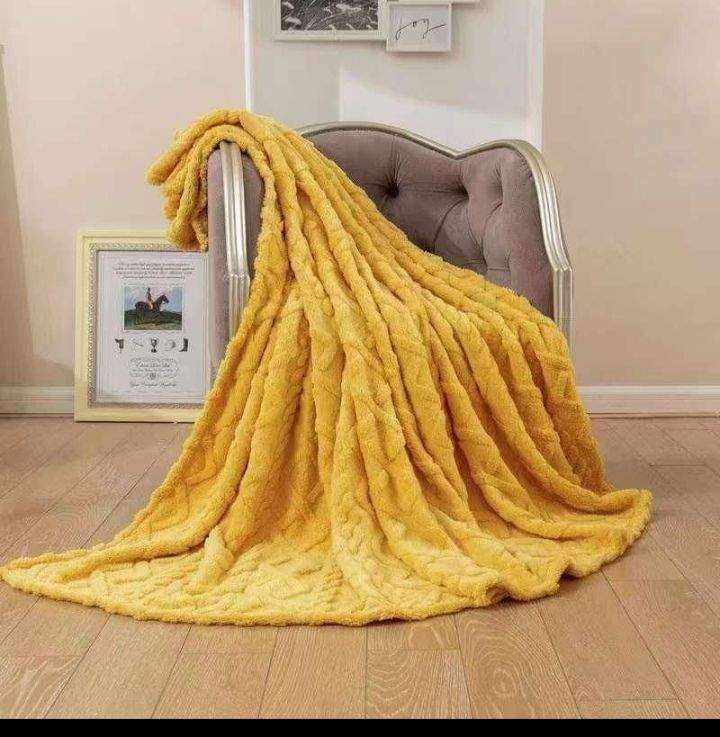 SMTE Wrap Yourself in Cozy Comfort - The Magic of Fleece Blankets with Keyring - Yellow with keyc...