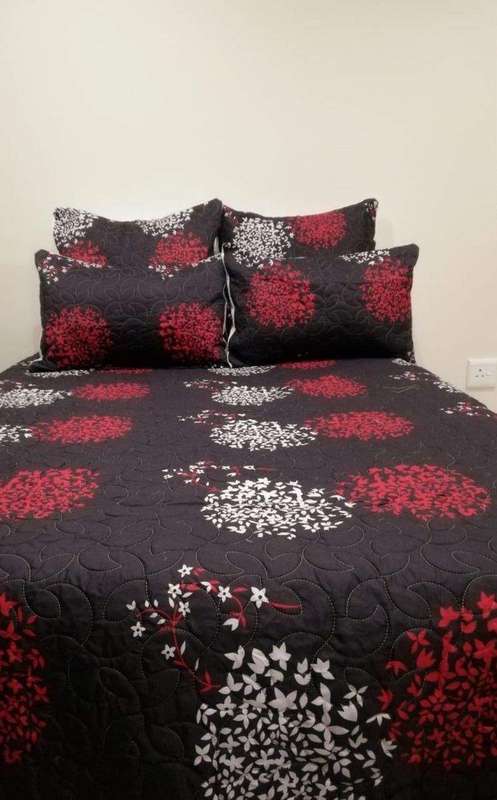 SMTE 5 Piece Quilt Set Black Bedspread Set with keychain