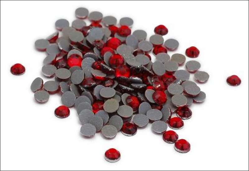 Rhinestones - Red 4mm (16ss)