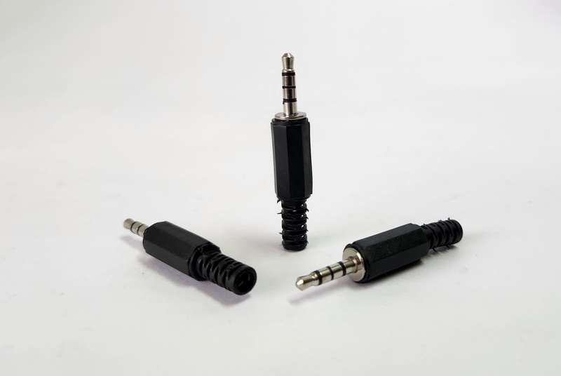 3.5mm (4 SEGMENT) plug with tail BLACK