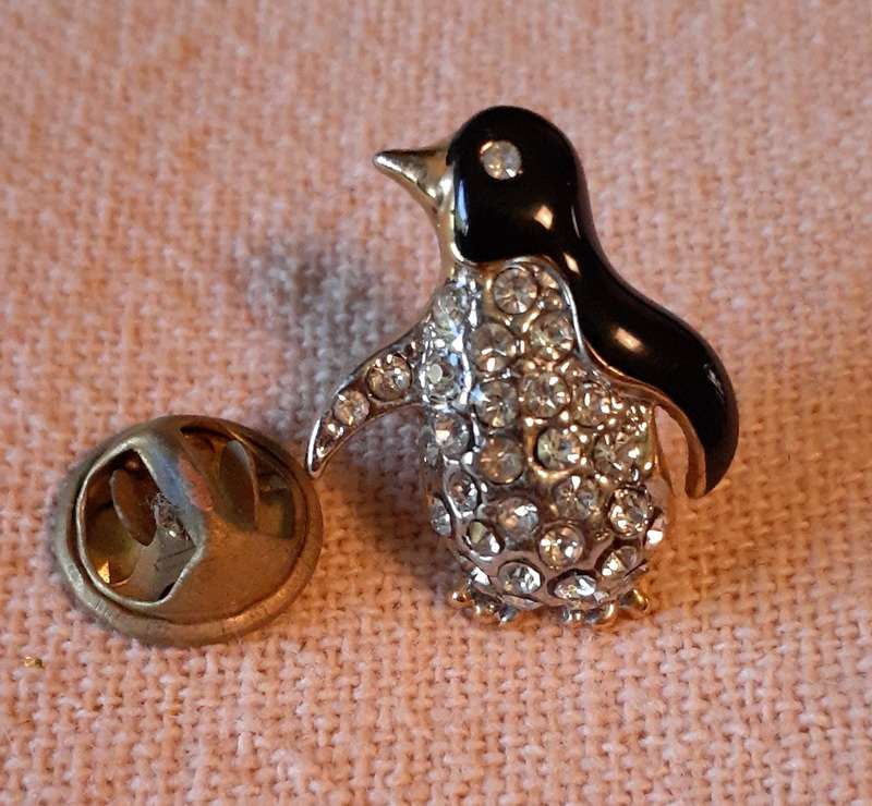 Lapel Pin Tie brooch - Penguin Jewelry 2cms tall