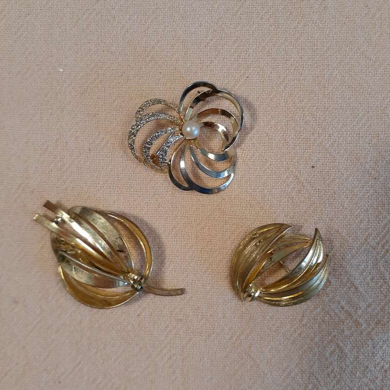 3 gold tone brooches - vintage - nice condition