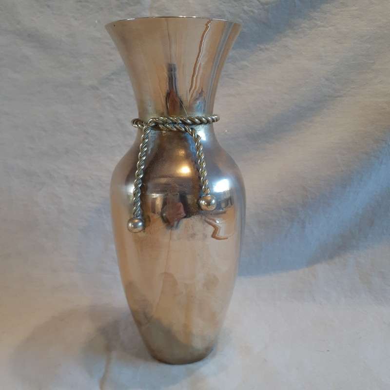 Brass Vase - approx 24 cms tall approx 550 gms