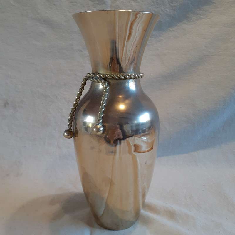 Brass Vase - approx 24 cms tall approx 550 gms