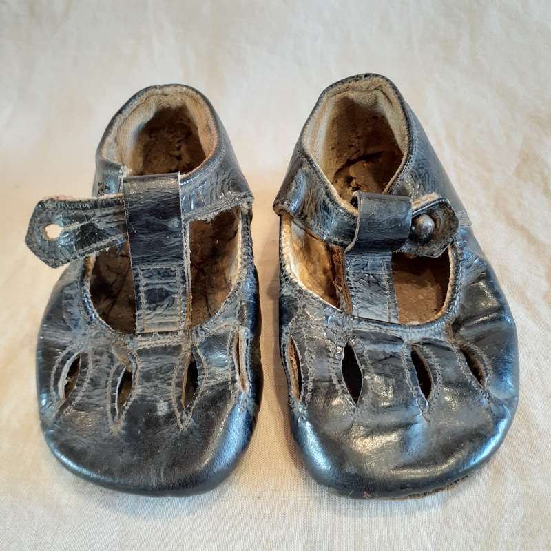 Vintage baby toddler patent leather shoes.  Well worn  11 cms long