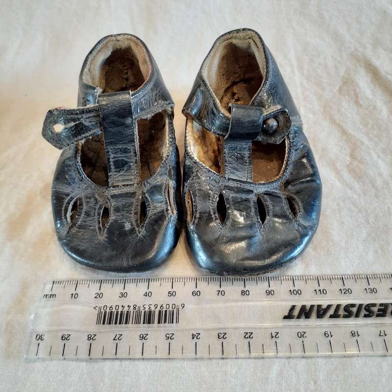 Vintage baby toddler patent leather shoes.  Well worn  11 cms long