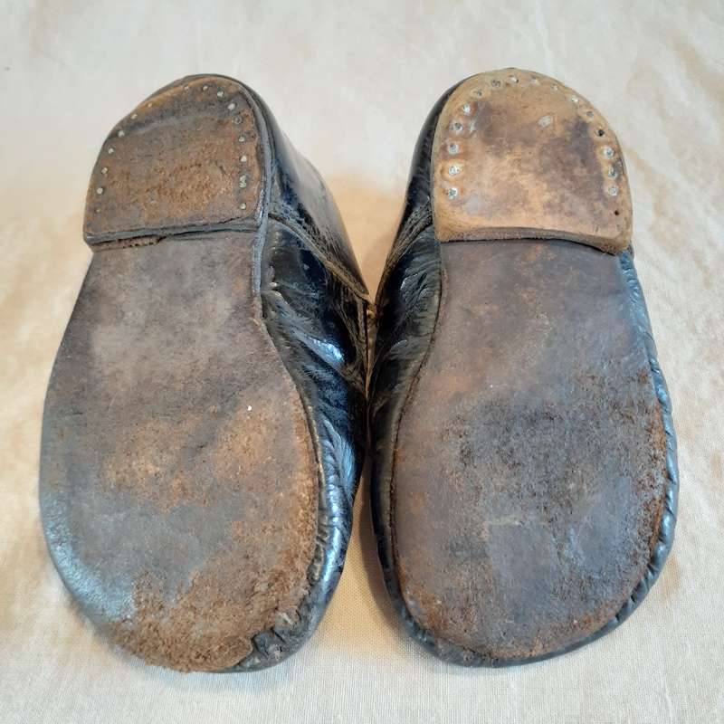 Vintage baby toddler patent leather shoes.  Well worn  11 cms long