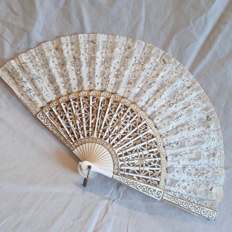 Fan Spanish Lace hand fan - vintage