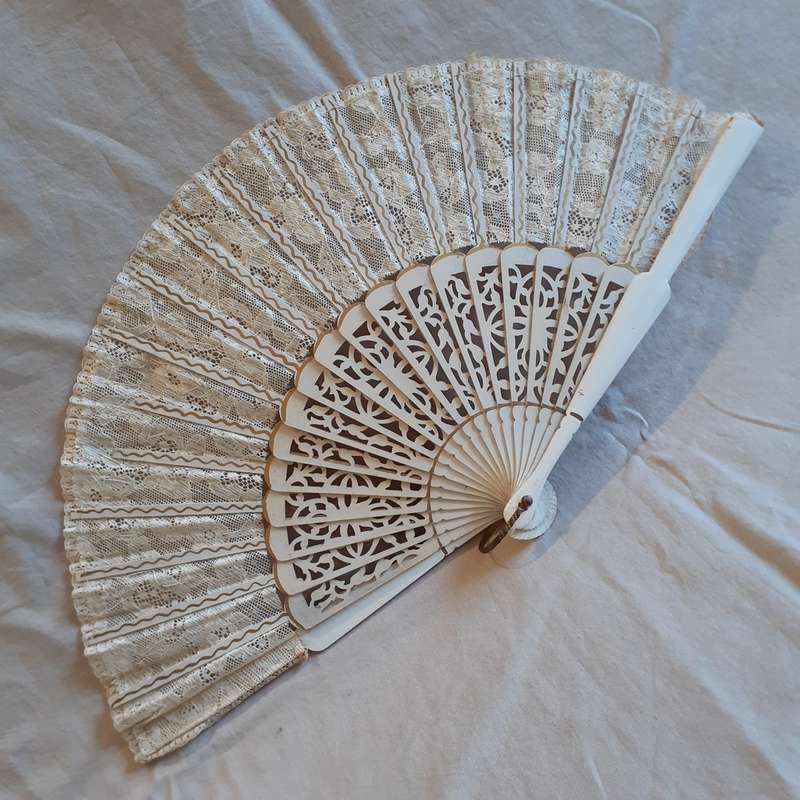 Fan Spanish Lace hand fan - vintage