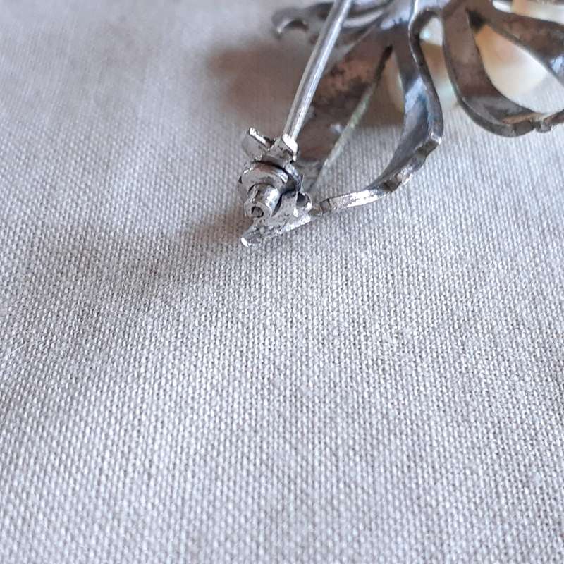 Stirling silver brooch with six 5 to 6 mm dia pearls   6.72 gms
