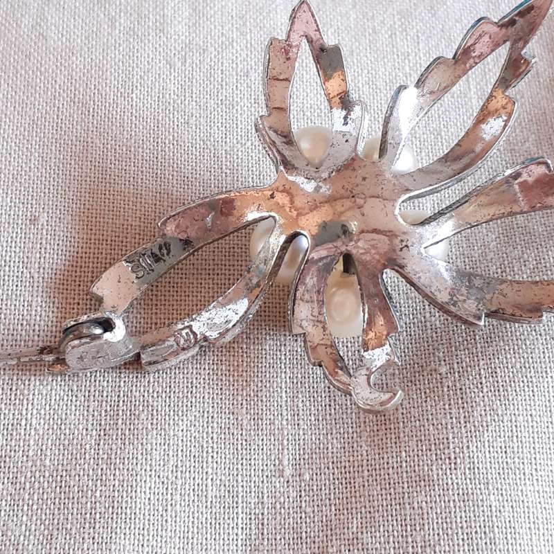 Stirling silver brooch with six 5 to 6 mm dia pearls   6.72 gms