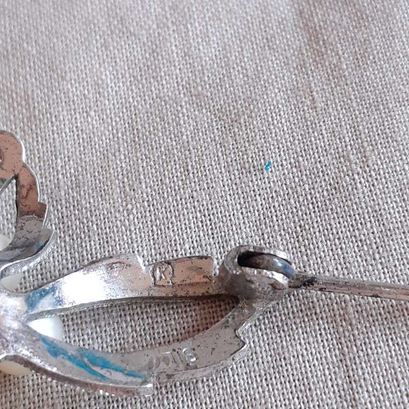 Stirling silver brooch with six 5 to 6 mm dia pearls   6.72 gms