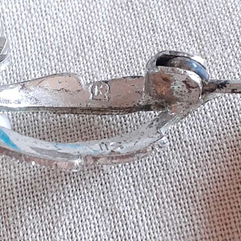 Stirling silver brooch with six 5 to 6 mm dia pearls   6.72 gms