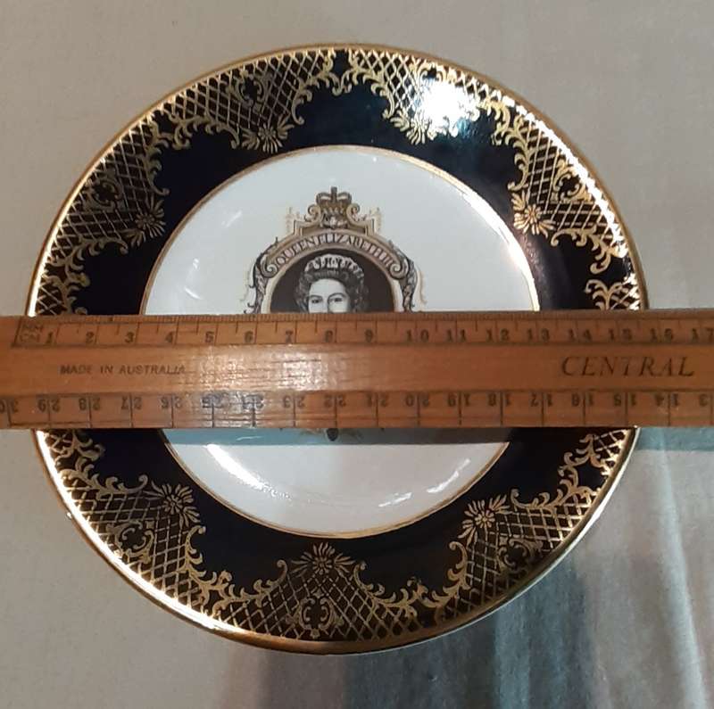 Commemorative QE 2 Plate Silver Jubilee 1952 1977