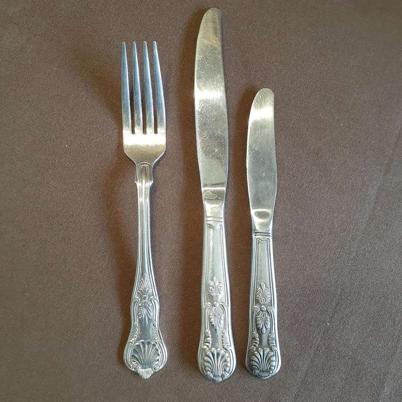 Cutlery Kings Pattern - 2 knives and 1 fork