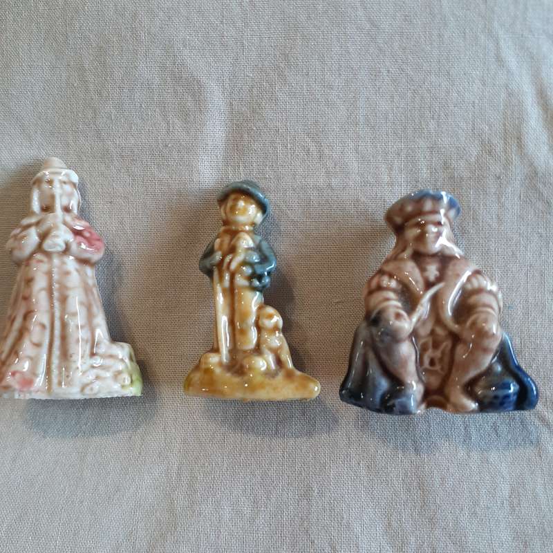 3 Wade whimsies ceramic miniature figurines - king cole, boy blue and pied piper