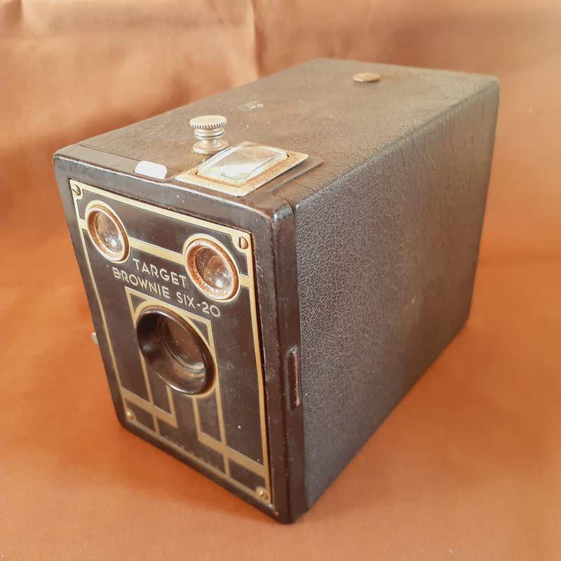 Camera - Brownie Target Six 20