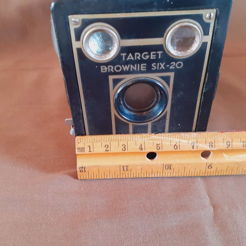 Camera - Brownie Target Six 20