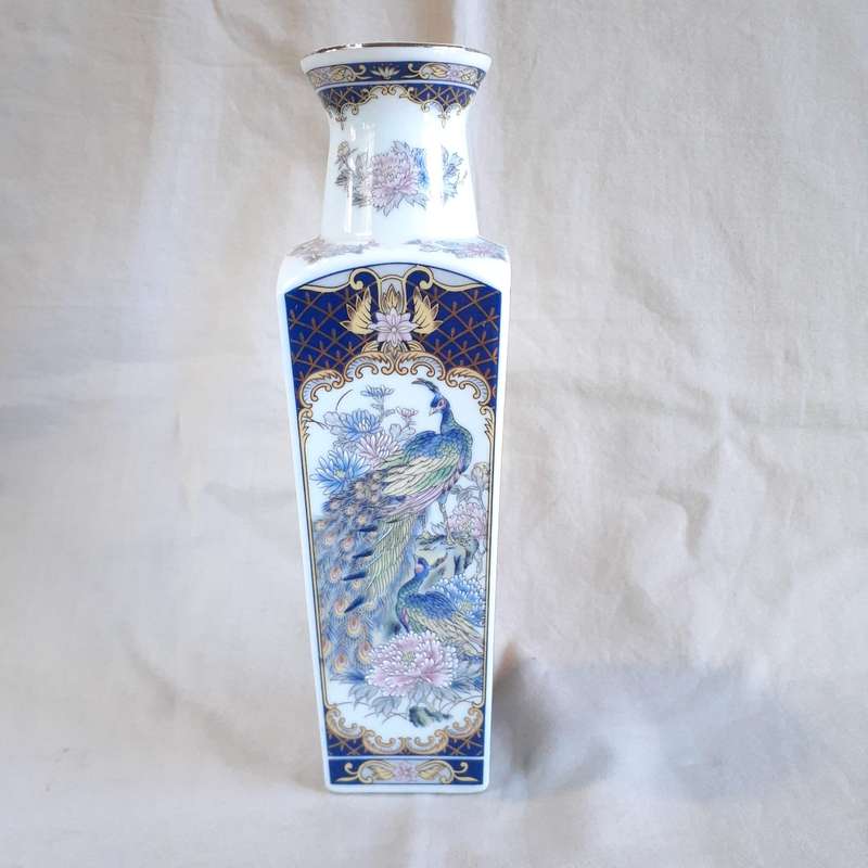 Japanese imari style vase and plate with peacocks 21 cms and plate 16 cms