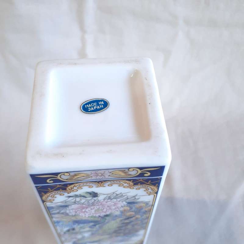 Japanese imari style vase and plate with peacocks 21 cms and plate 16 cms