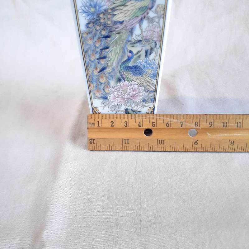 Japanese imari style vase and plate with peacocks 21 cms and plate 16 cms