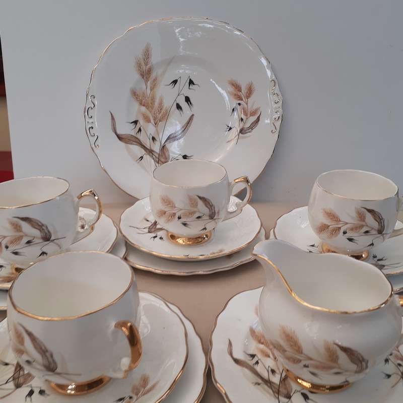 4 tea trios milk jug and cake plate - Colclough 1 extra tea plate