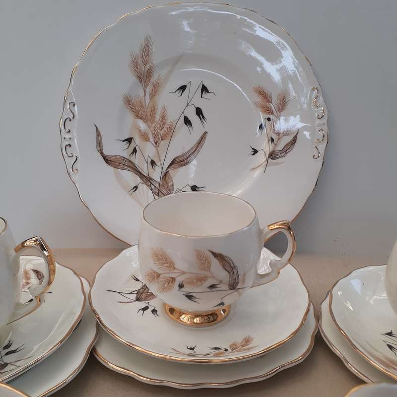 4 tea trios milk jug and cake plate - Colclough 1 extra tea plate