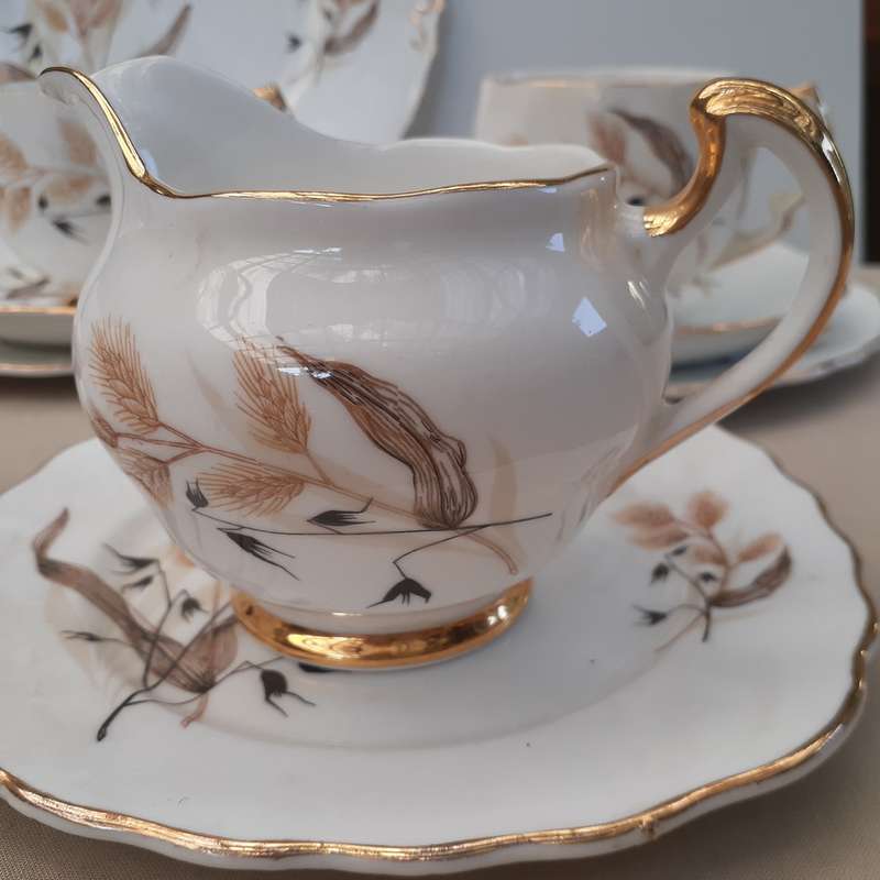 4 tea trios milk jug and cake plate - Colclough 1 extra tea plate