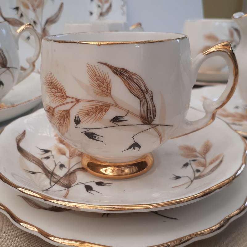 4 tea trios milk jug and cake plate - Colclough 1 extra tea plate