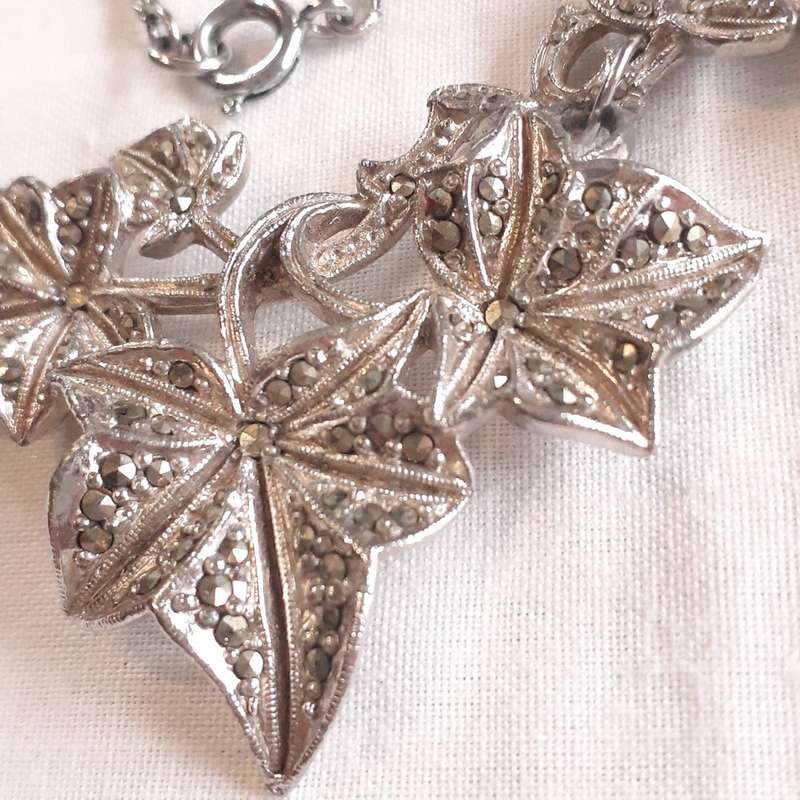 Marcasite necklace - vintage Sphinx silver metal -  leaves - unusual chain design