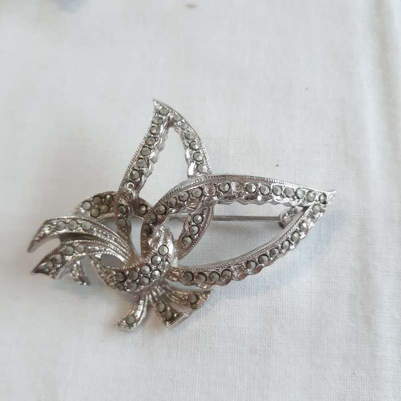 Marcasite brooch - silver metal with leaves